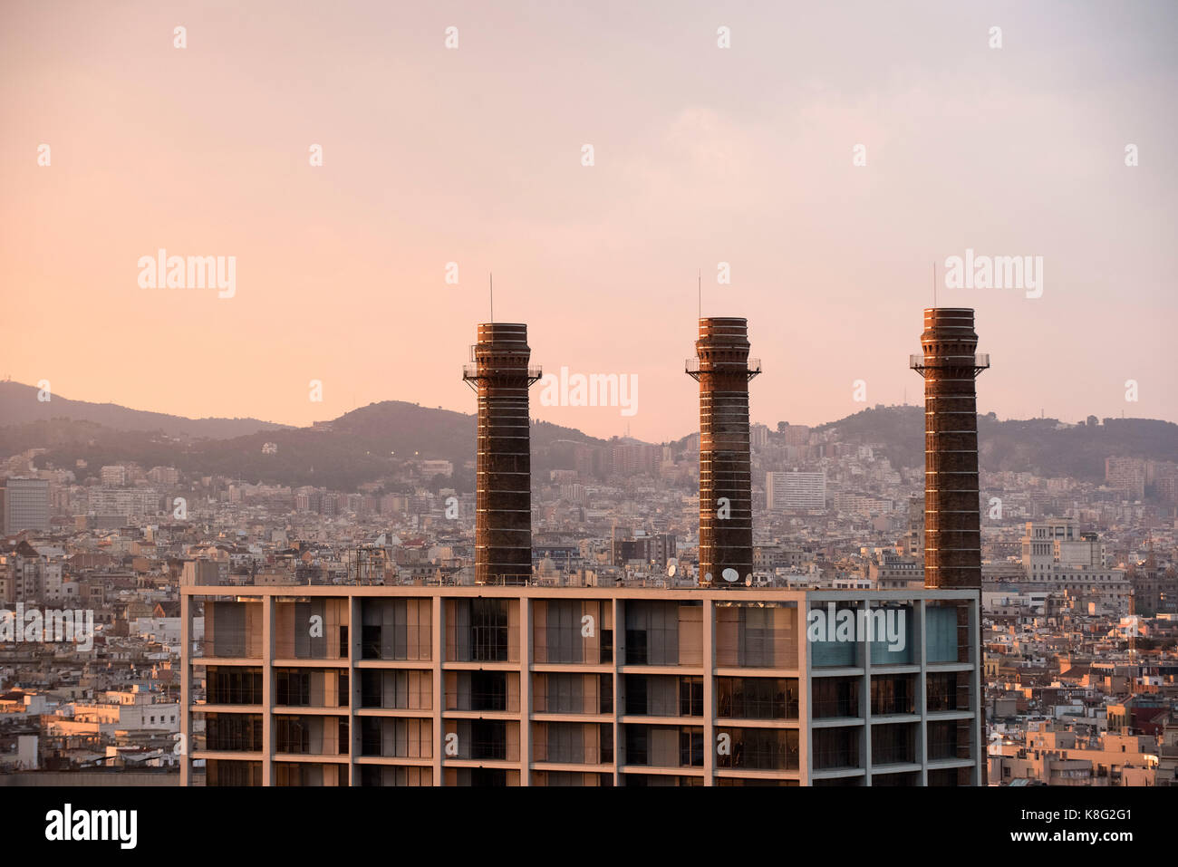 Vue urbaine avec une rangée de cheminées, Barcelone, Espagne Banque D'Images Vue urbaine avec une rangée de cheminées, Barcelone, Espagne Banque D'Images