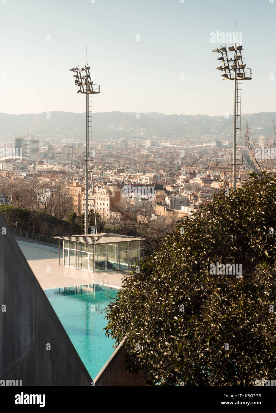 Paysage urbain surélevé avec piscine, Barcelone, Espagne Banque D'Images