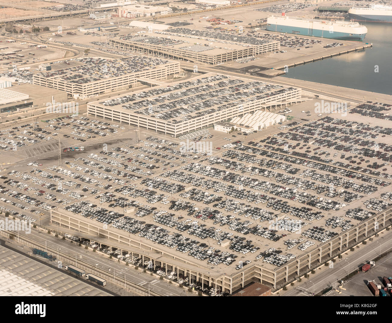 Une vue sur le port, les terrains de stationnement et des voitures en stationnement, Barcelone, Espagne Banque D'Images Une vue sur le port, les terrains de stationnement et des voitures en stationnement, Barcelone, Espagne Banque D'Images