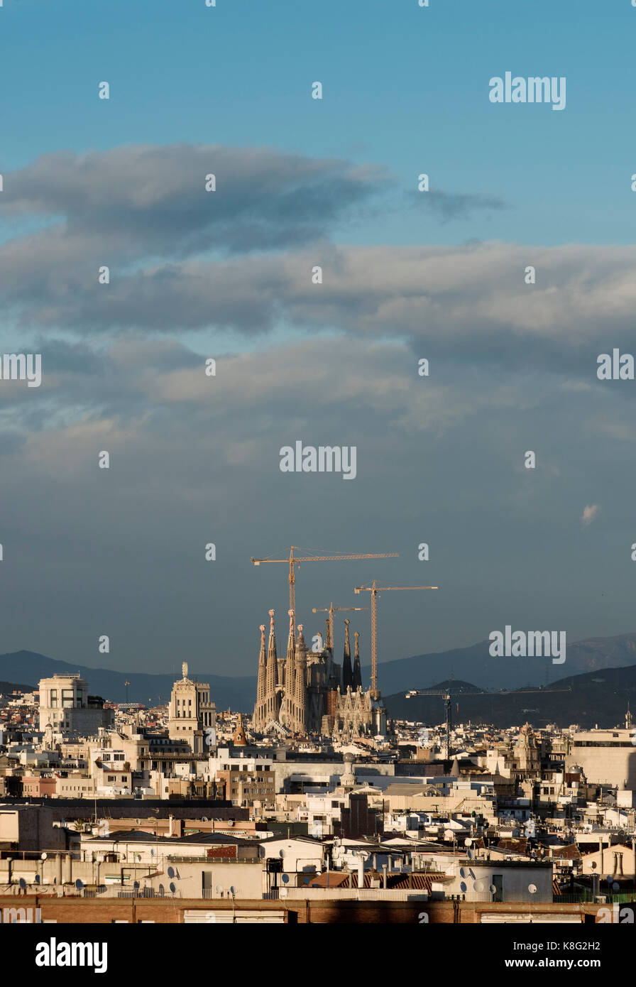 Cityscape view avec la Sagrada Familia et de grues de construction, Barcelone, Espagne Banque D'Images Cityscape view avec la Sagrada Familia et de grues de construction, Barcelone, Espagne Banque D'Images