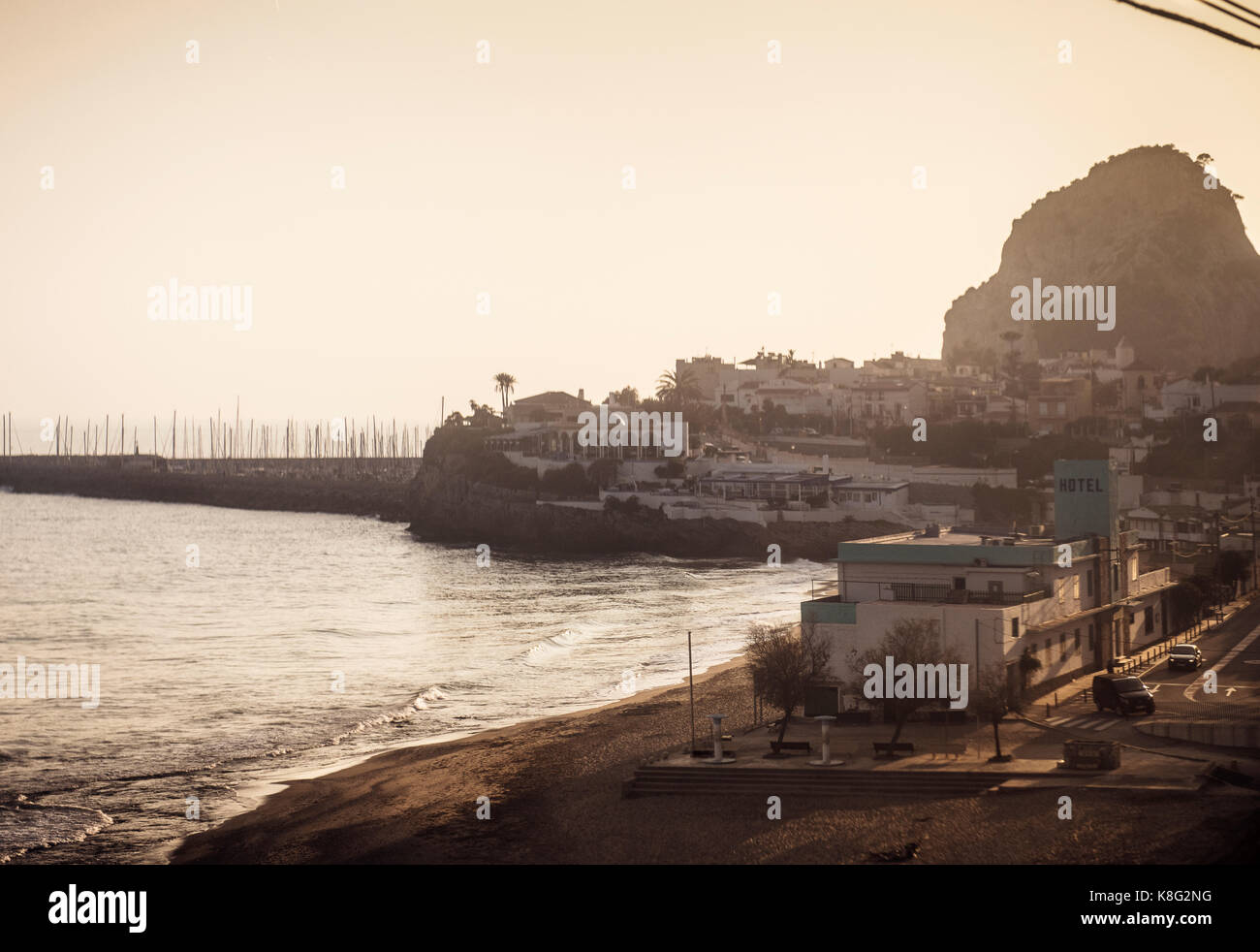 Vue sur la plage et le littoral au coucher du soleil, Barcelone, Espagne Banque D'Images