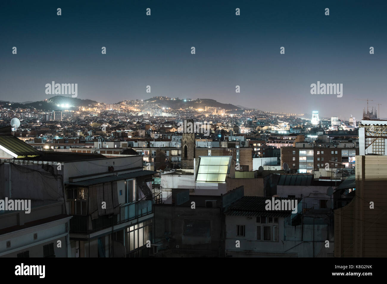 Paysage urbain et les lumières de la ville la nuit, Barcelone, Espagne Banque D'Images Paysage urbain et les lumières de la ville la nuit, Barcelone, Espagne Banque D'Images