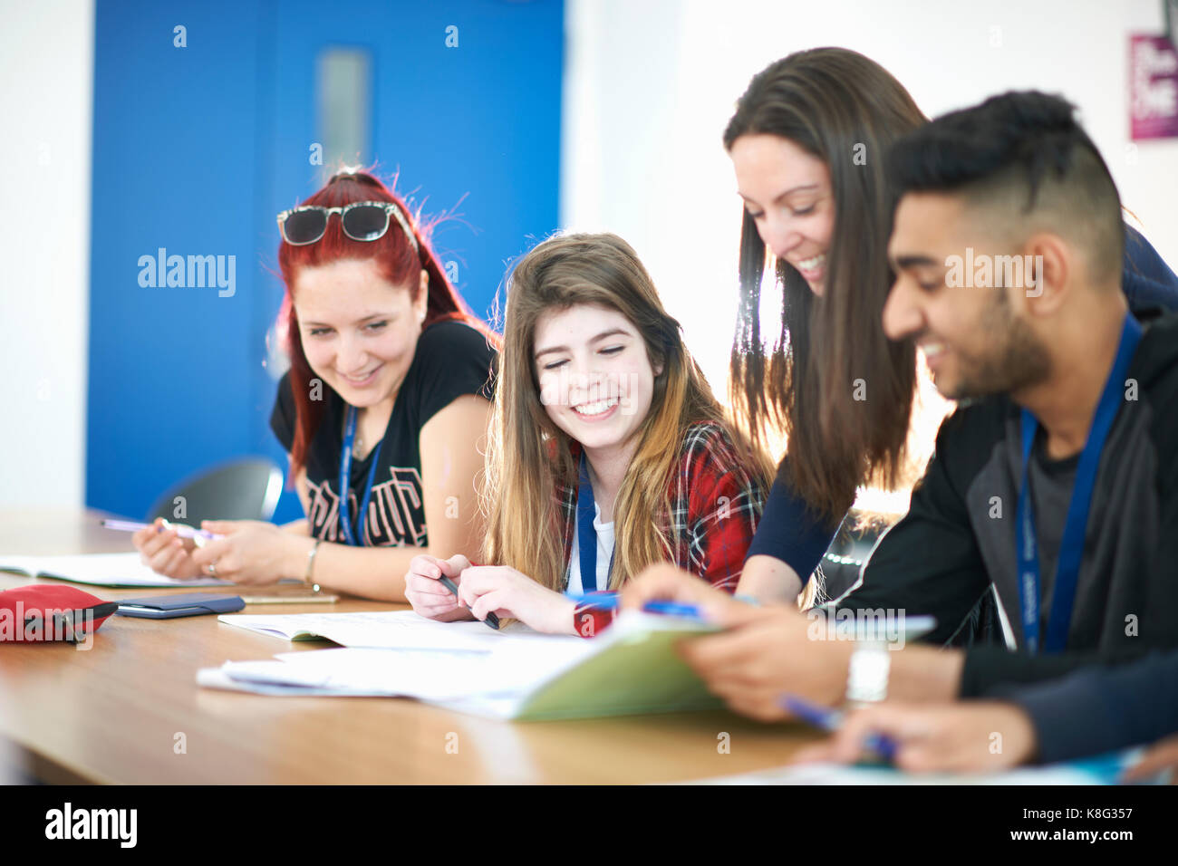 Enseignant en classe les élèves étudient Banque D'Images