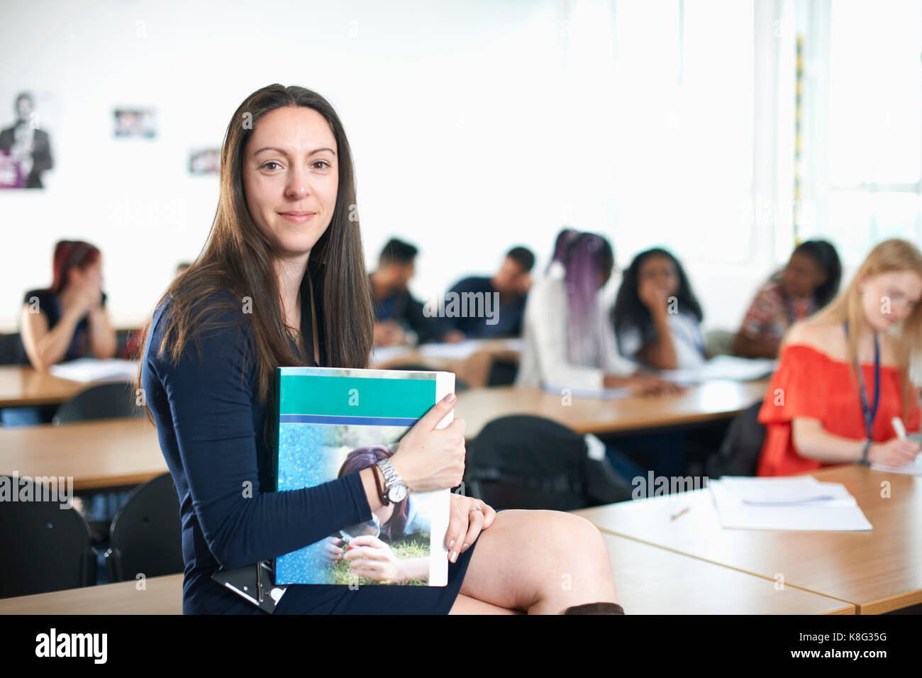 Portrait d'enseignant en classe de manuels holding smiling Banque D'Images