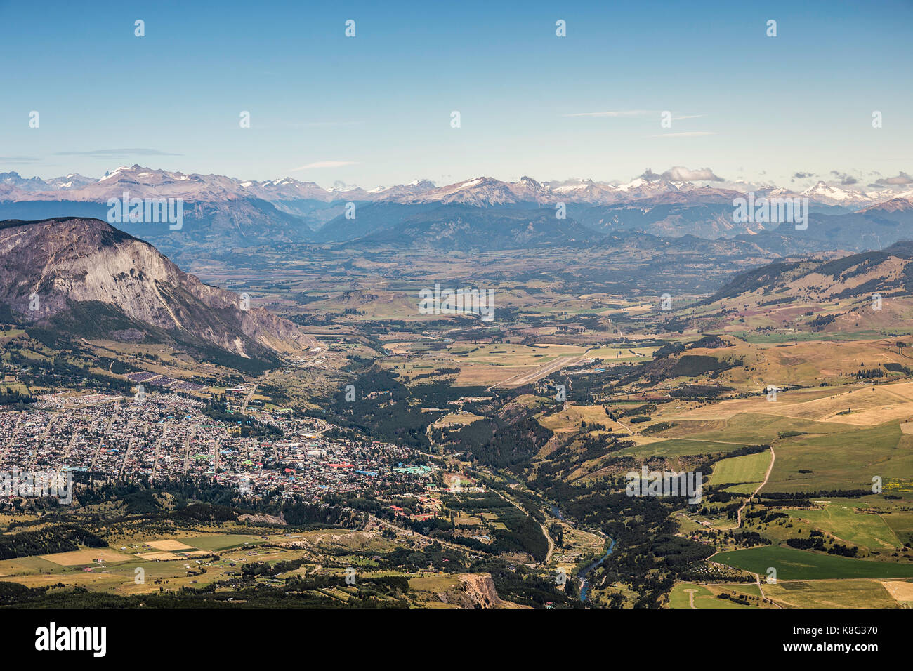Vue sur la vallée et la montagne de la ville de coyhaique cerro cinchao, réserve nationale de coyhaique coyhaique, province, Chili Banque D'Images