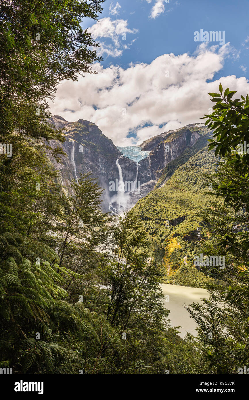 Avis de chute se déversant du glacier au bord du rocher, la montagne du parc national queulat, Chili Banque D'Images
