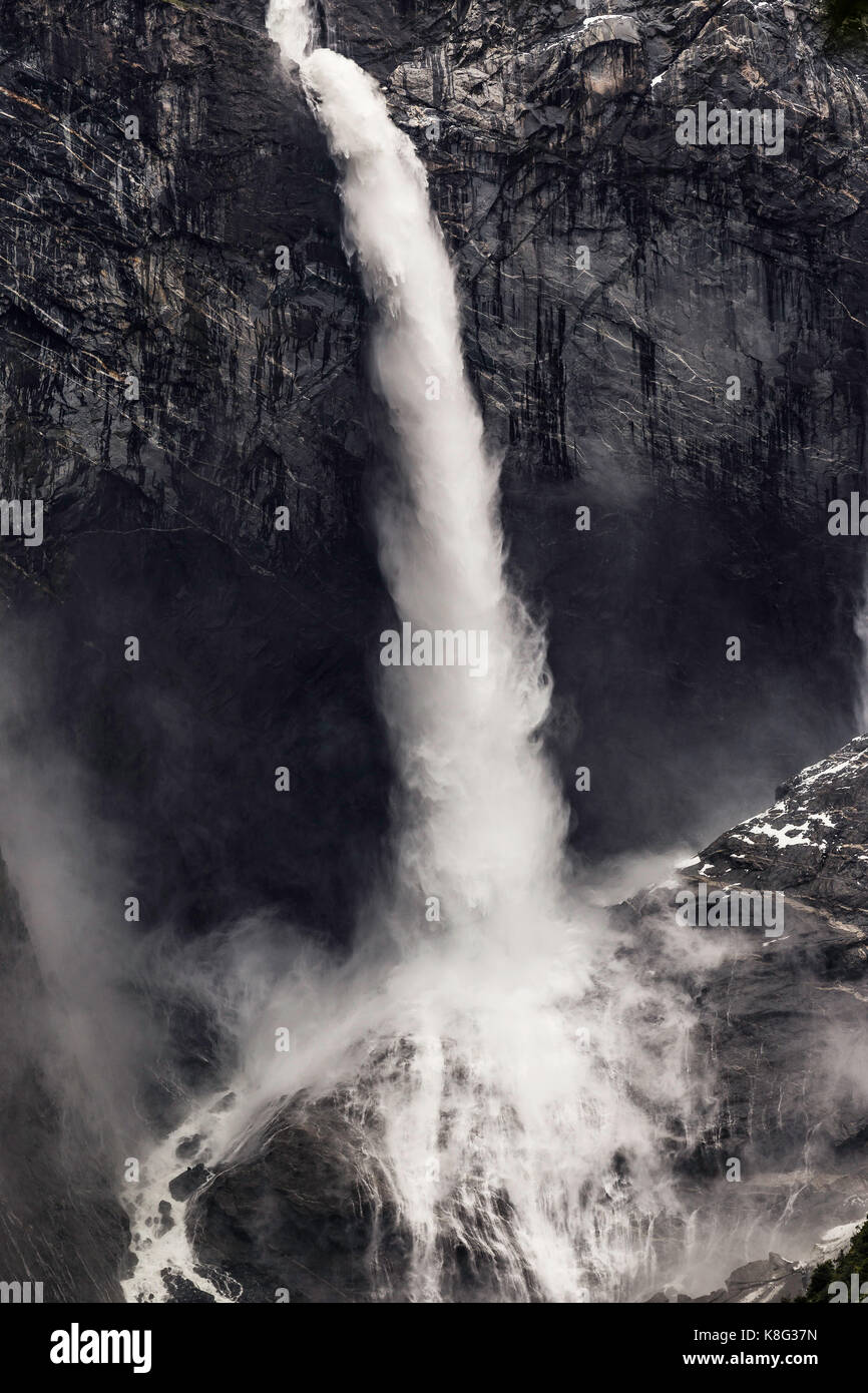 Chute se déversant et éclaboussant sur roche, le parc national queulat, Chili Banque D'Images