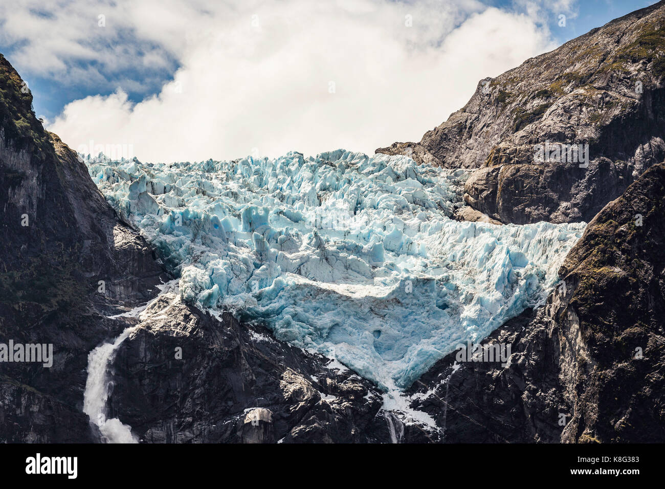 Chute d'eau et glacier à bord de montagne, le parc national queulat, Chili Banque D'Images