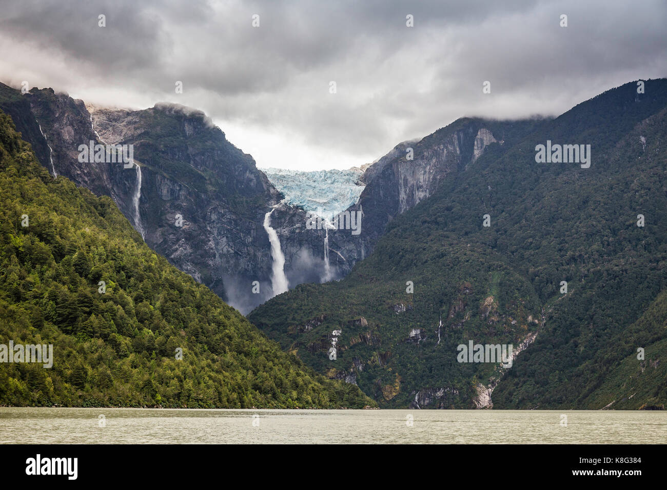 Chute se déversant du glacier au bord du rocher, la montagne du parc national queulat, Chili Banque D'Images