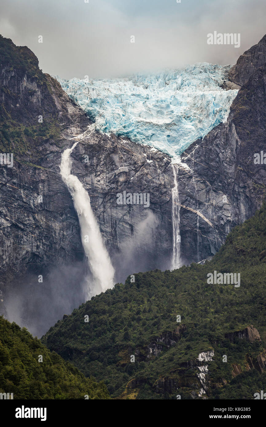 Chute se déversant du glacier au bord du rocher, la montagne du parc national queulat, Chili Banque D'Images