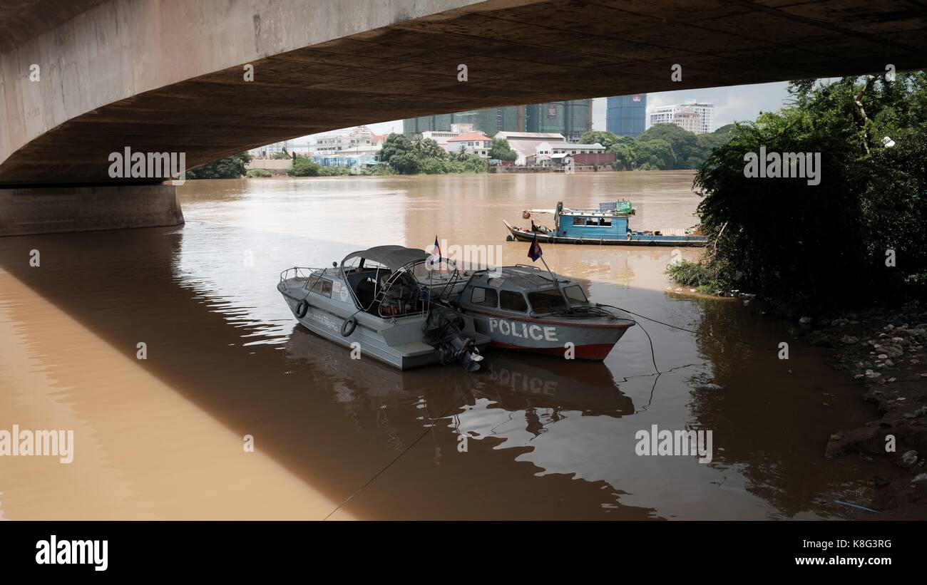 Bidonville sous le pont Monivong Chhba Ampeou marché côté Tonle Bassac Rivière Phnom Penh Cambodge bateaux de police Banque D'Images