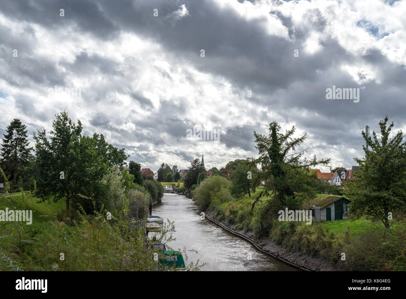 Bateaux sur la rivière lühe dans l'Altes Land, la plus grande région productrice de fruits contigus dans le centre europa près de Hambourg, Allemagne Banque D'Images