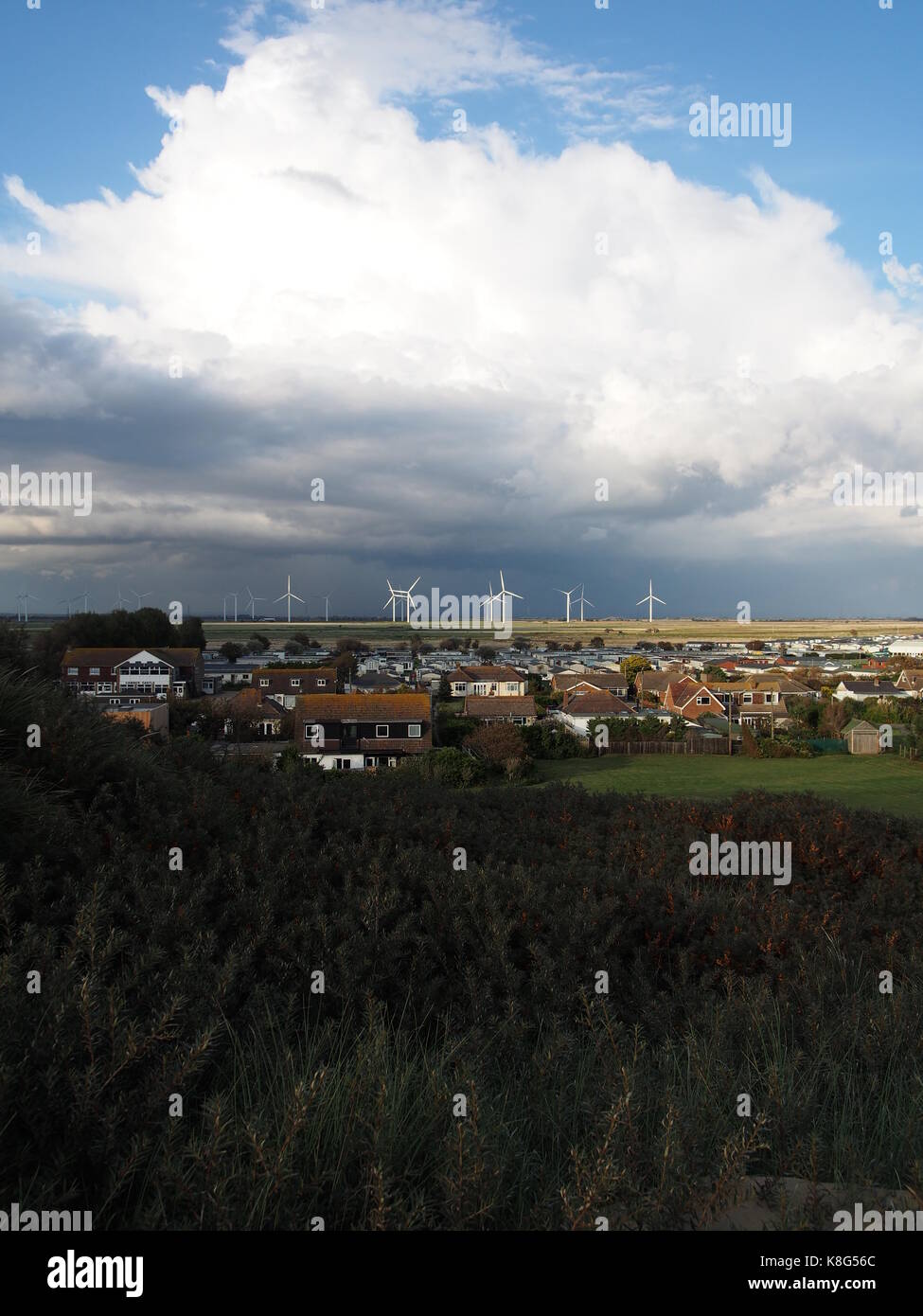 Éoliennes près d'un village Banque D'Images
