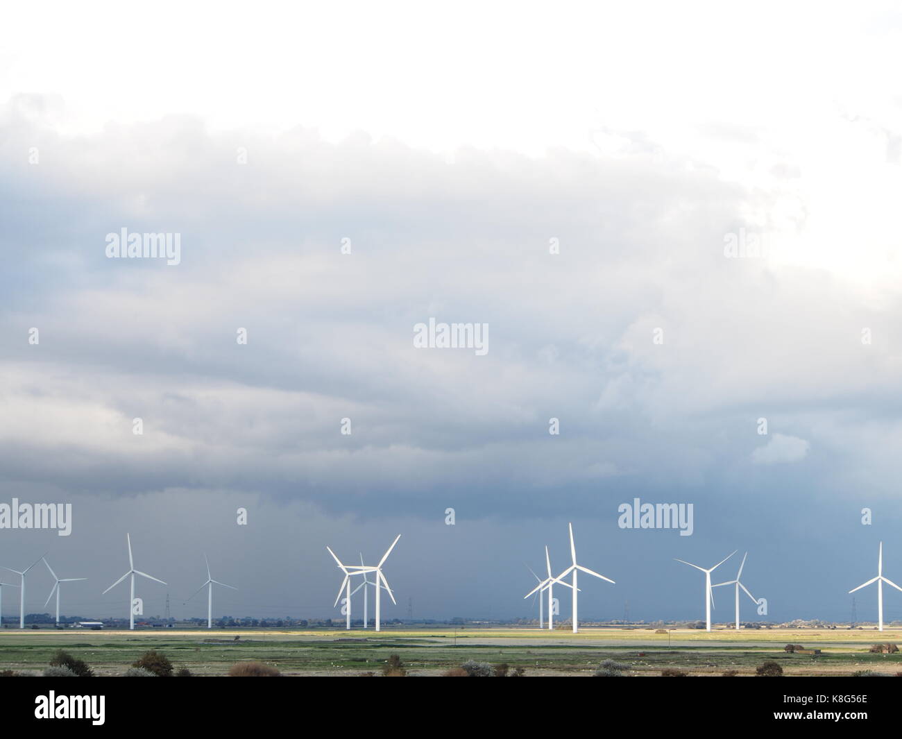 Les moulins à vent à l'horizon sous un ciel nuageux Banque D'Images