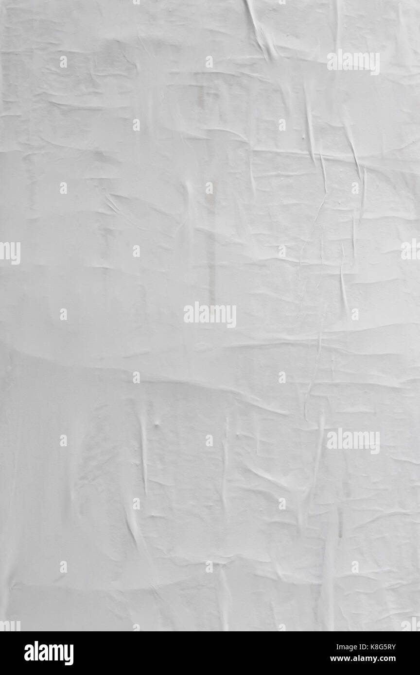 La texture de papier froissé, plié et froissé papier vierge poster collé sur un mur Banque D'Images