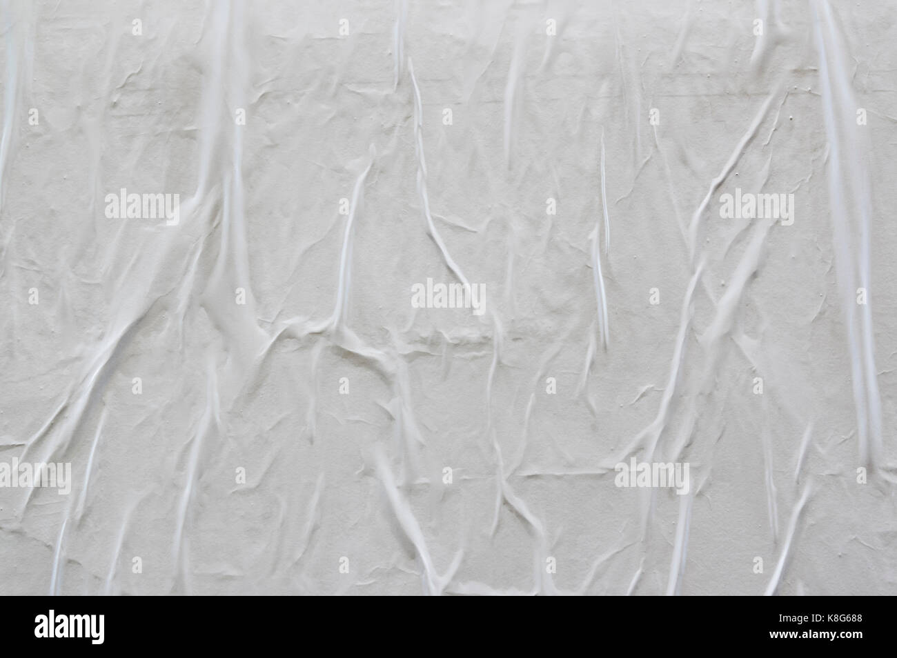 La texture de papier froissé, plié et froissé papier vierge poster collé sur un mur Banque D'Images