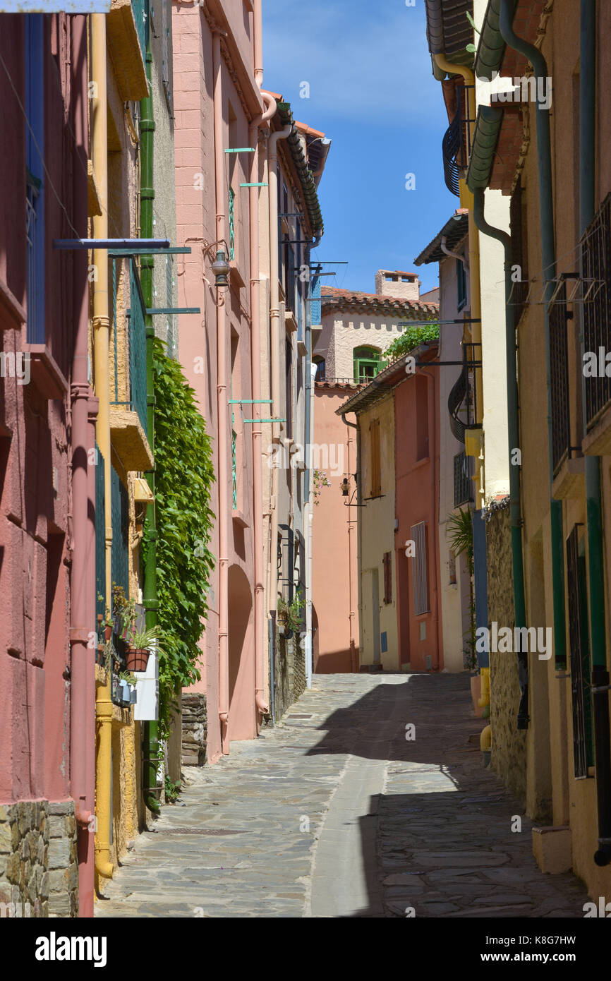 Maisons colorées dans les ruelles de Collioure (France du sud) *** légende locale *** Banque D'Images