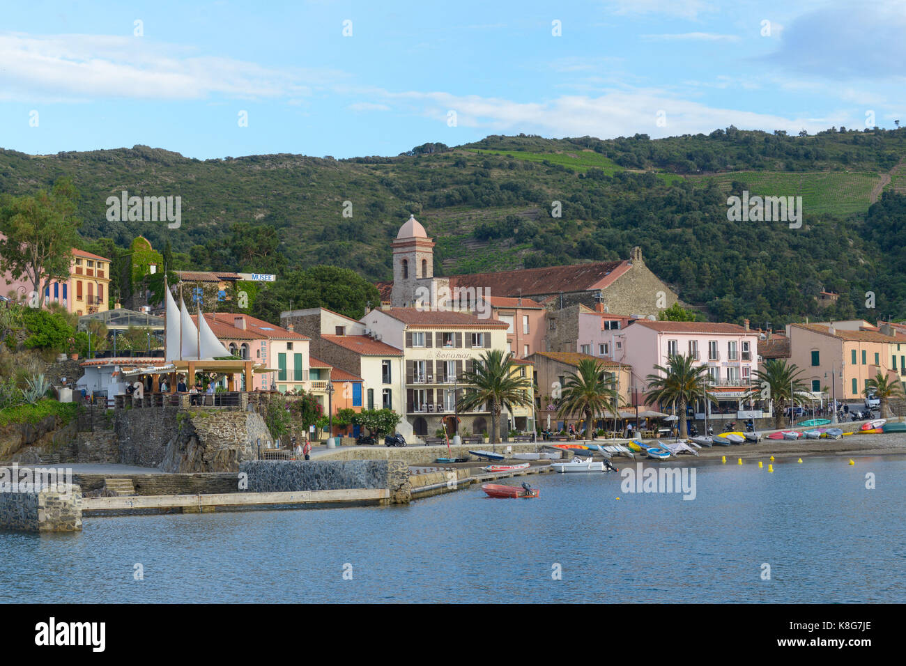 Maisons du village de Collioure par la mer Méditerranée avec les Pyrénées orientales dans le contexte Local Caption *** *** Banque D'Images