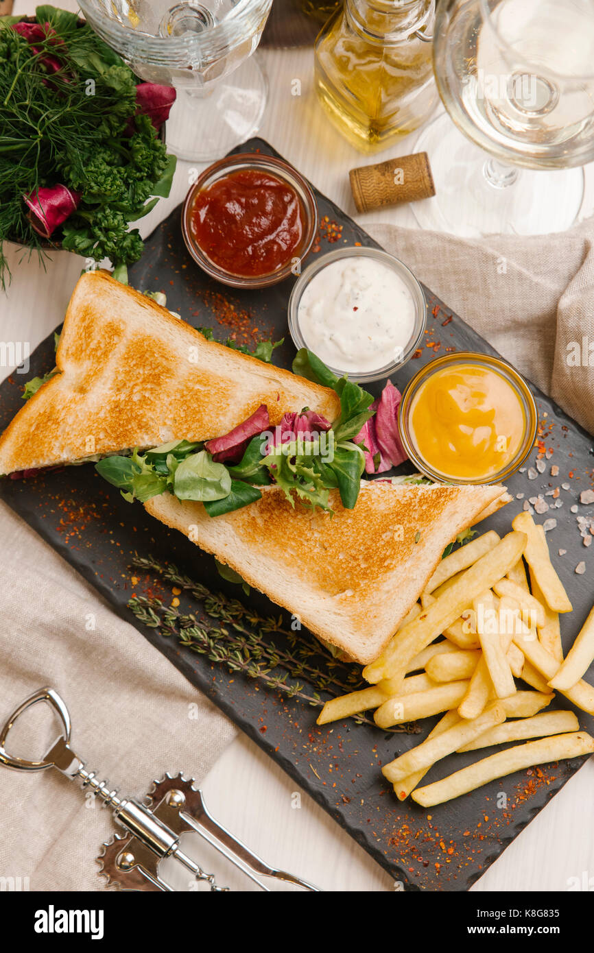 Portrait de sandwich et frites sur table au restaurant Banque D'Images
