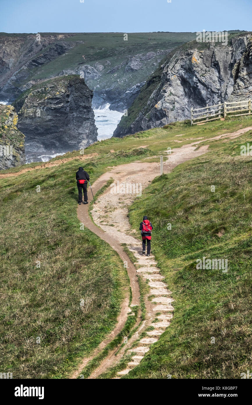 Bedruthan Steps - Walkers grimper des marches sur le South West Coast Path au Bedruthan Steps sur la côte nord des Cornouailles. Banque D'Images