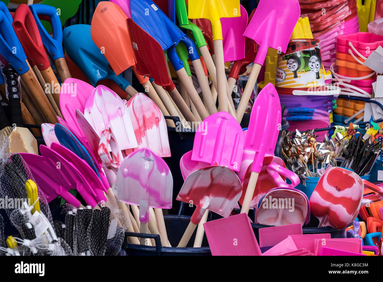 Des jouets de plage - plage de couleurs vibrantes toys en vente. Banque D'Images