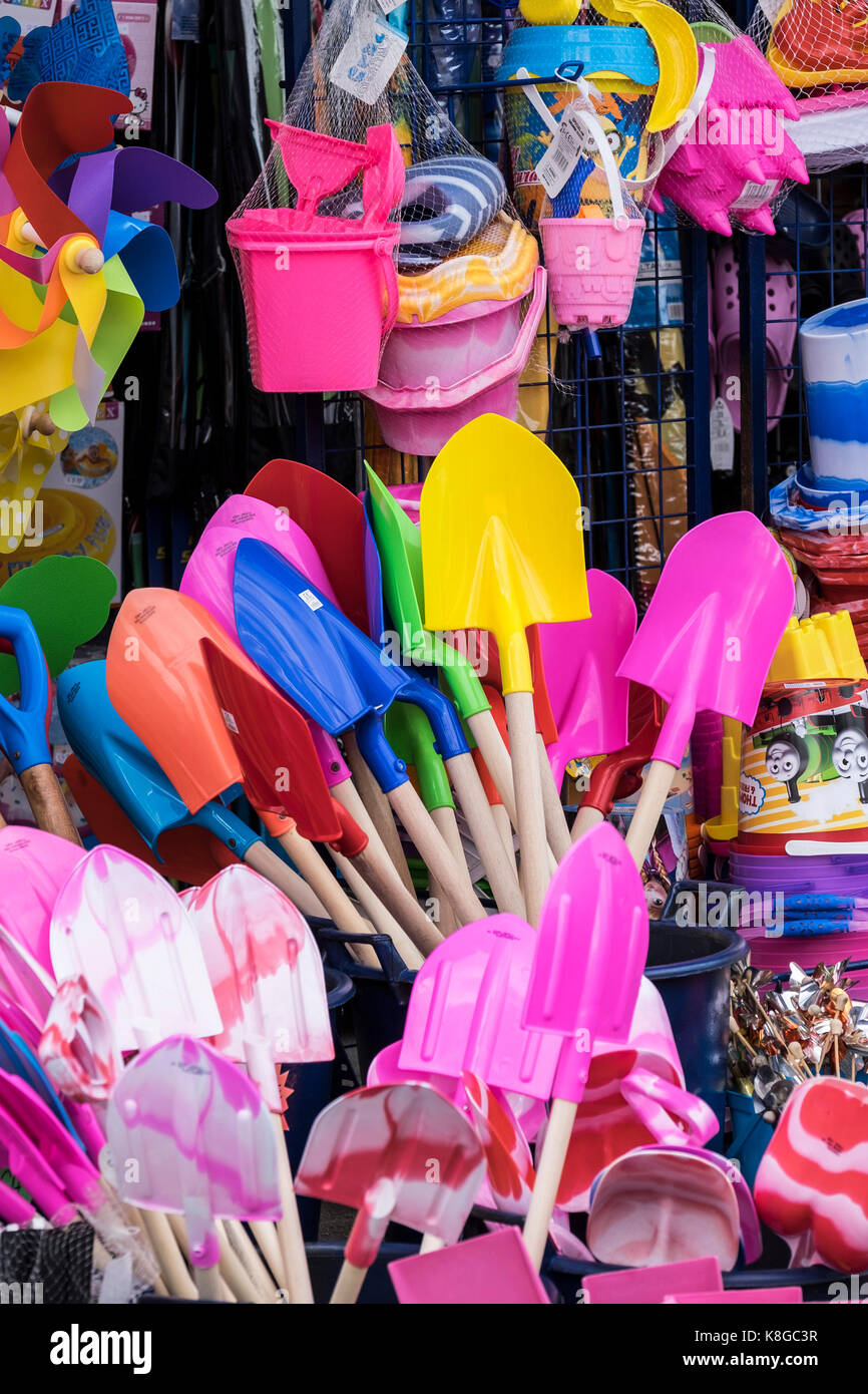 Des jouets de plage - plage de couleurs vibrantes toys en vente. Banque D'Images