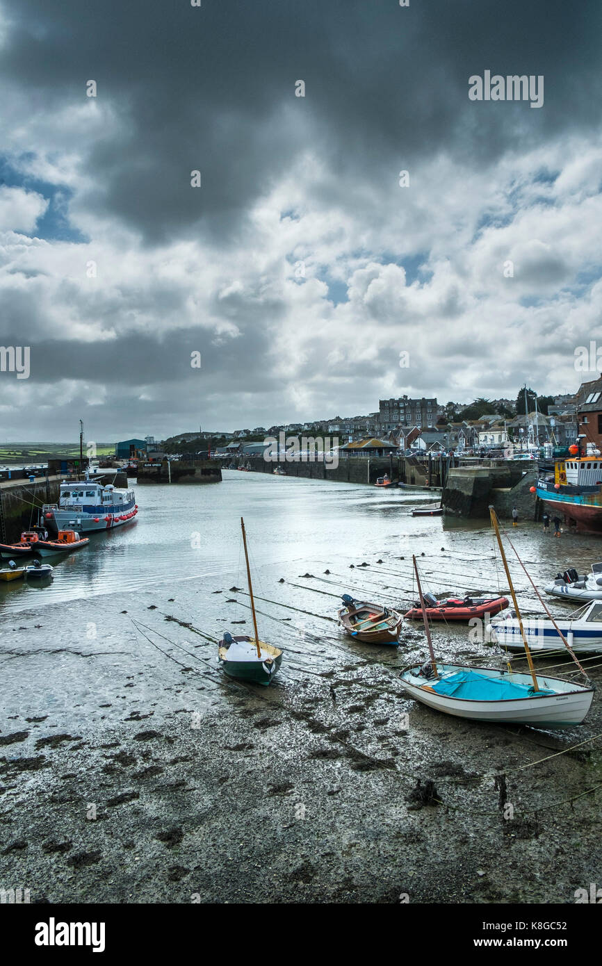 - Usage rainclouds padstow padstow approchant sur la côte nord des Cornouailles. Banque D'Images