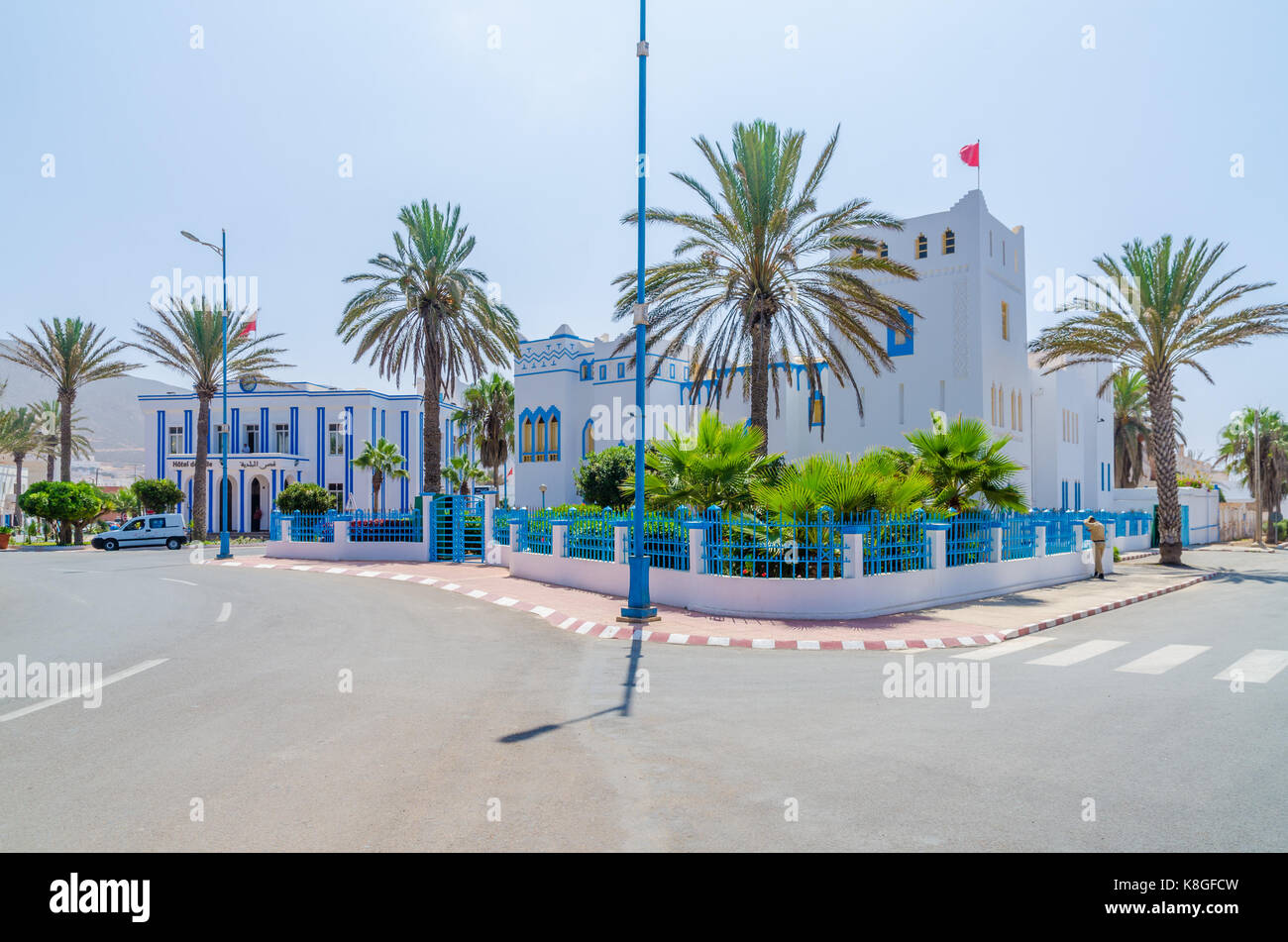 Beaux bâtiments bleu et blanc au rond-point à Sidi Ifni, Maroc, afrique du nord. Banque D'Images