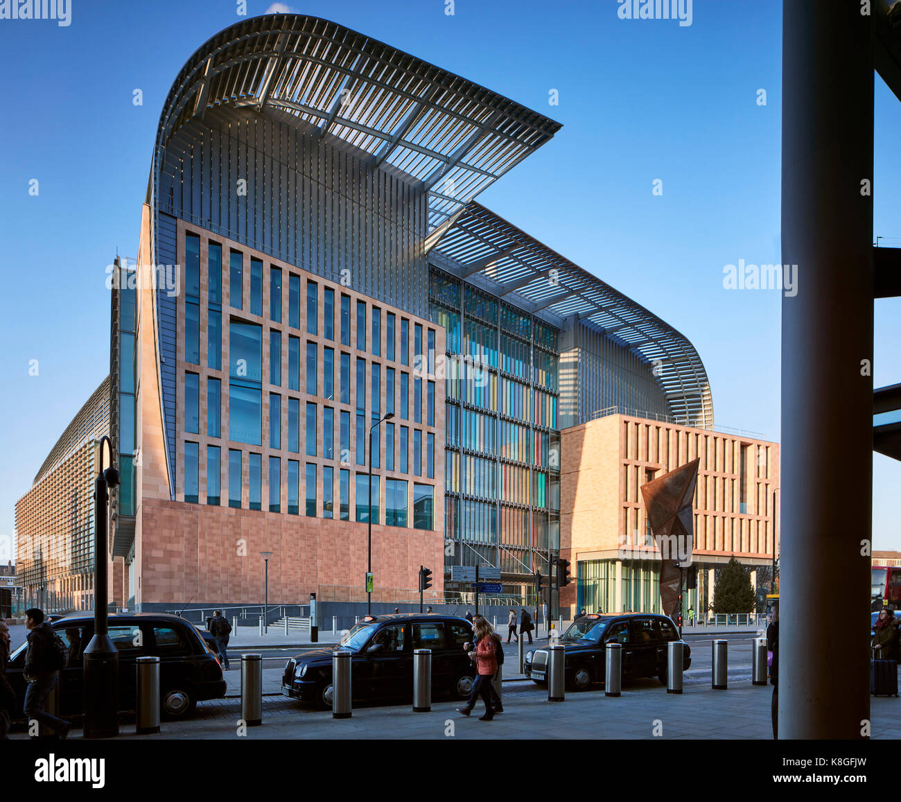 Vue en angle de la façade. Francis Crick Institute, Londres, Royaume-Uni. Architecte : HOK International Ltd, 2017. Banque D'Images