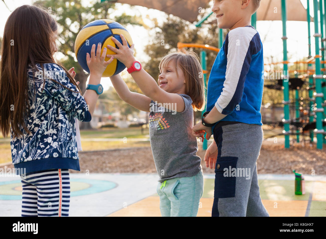 Enfants jouant au basket-ball dans les jeux pour enfants Banque D'Images