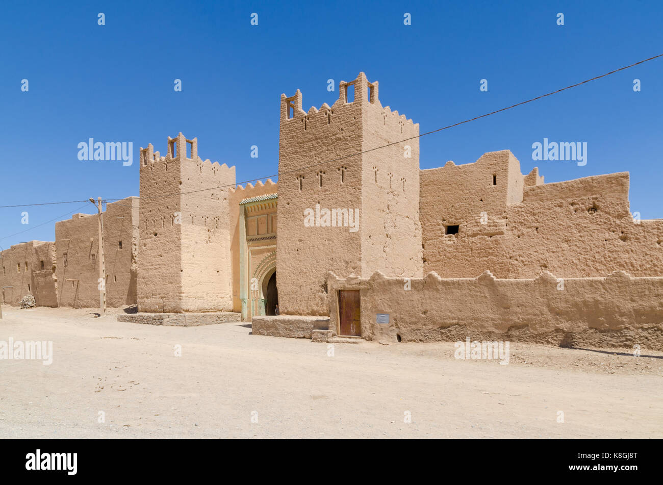 Belle vieille glaise bâtiment appelé une kasbah dans le désert du Maroc, l'Afrique du Nord. Banque D'Images