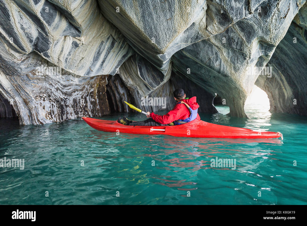 Kayak homme autour de carrières de marbre, de Puerto Tranquilo, Région de l'Aysen, au Chili, en Amérique du Sud Banque D'Images