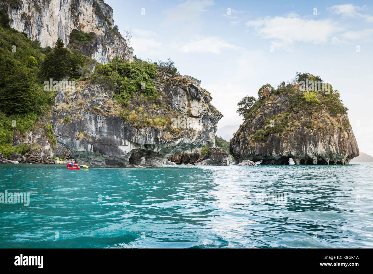 Kayak homme autour de carrières de marbre, de Puerto Tranquilo, Région de l'Aysen, au Chili, en Amérique du Sud Banque D'Images