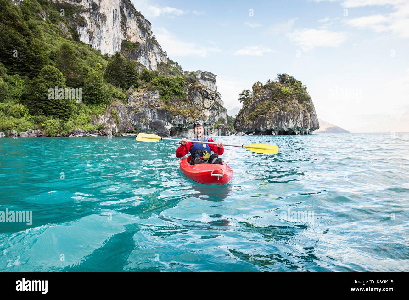 L'homme du kayak sur le Lac General Carrera, Puerto Tranquilo, Région de l'Aysen, au Chili, en Amérique du Sud Banque D'Images