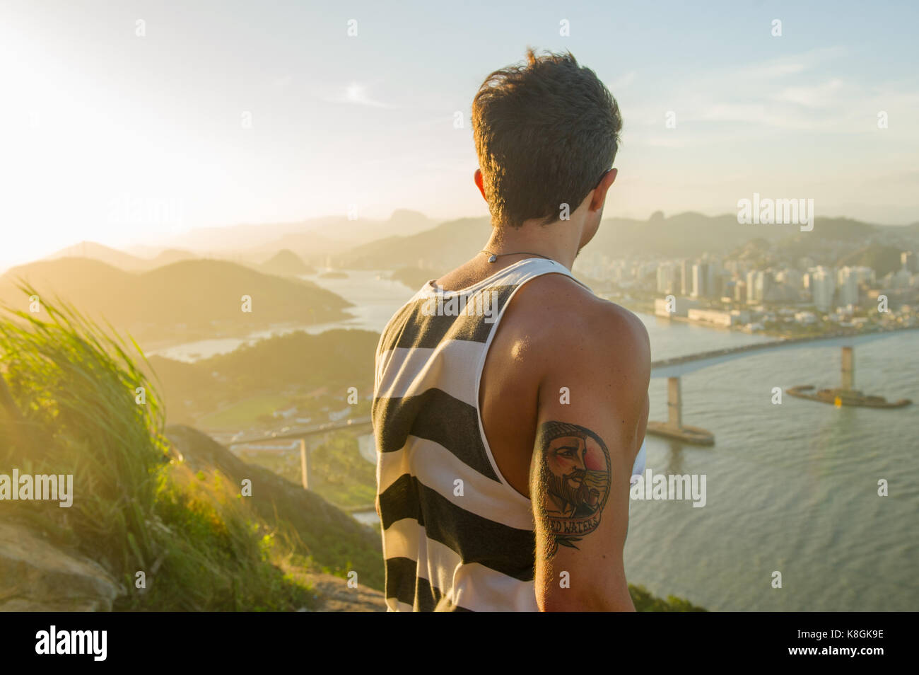 Man looking at view pendant le coucher du soleil, Rio de Janeiro, Brésil Banque D'Images
