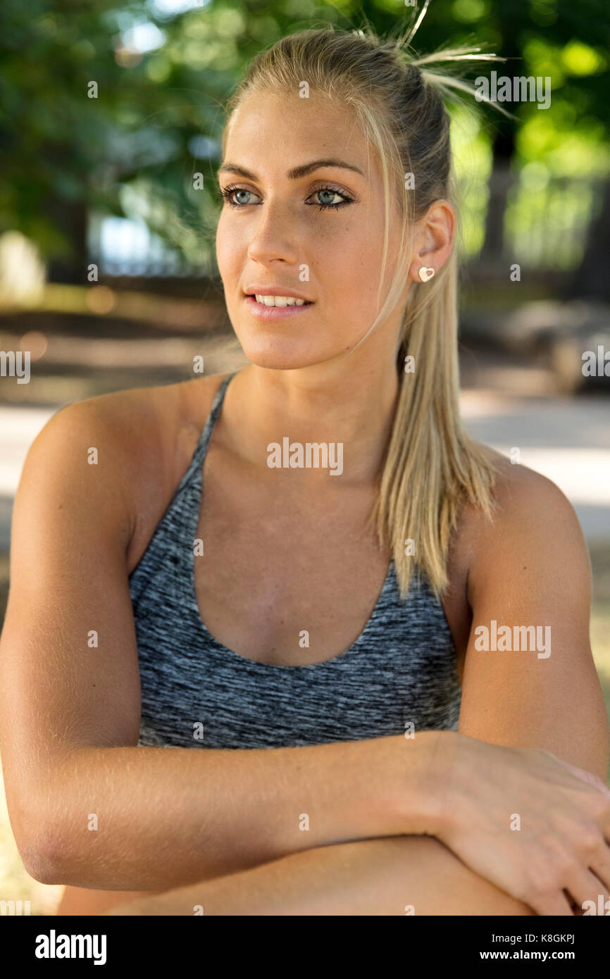 Portrait of young woman with arms folded training in park Banque D'Images
