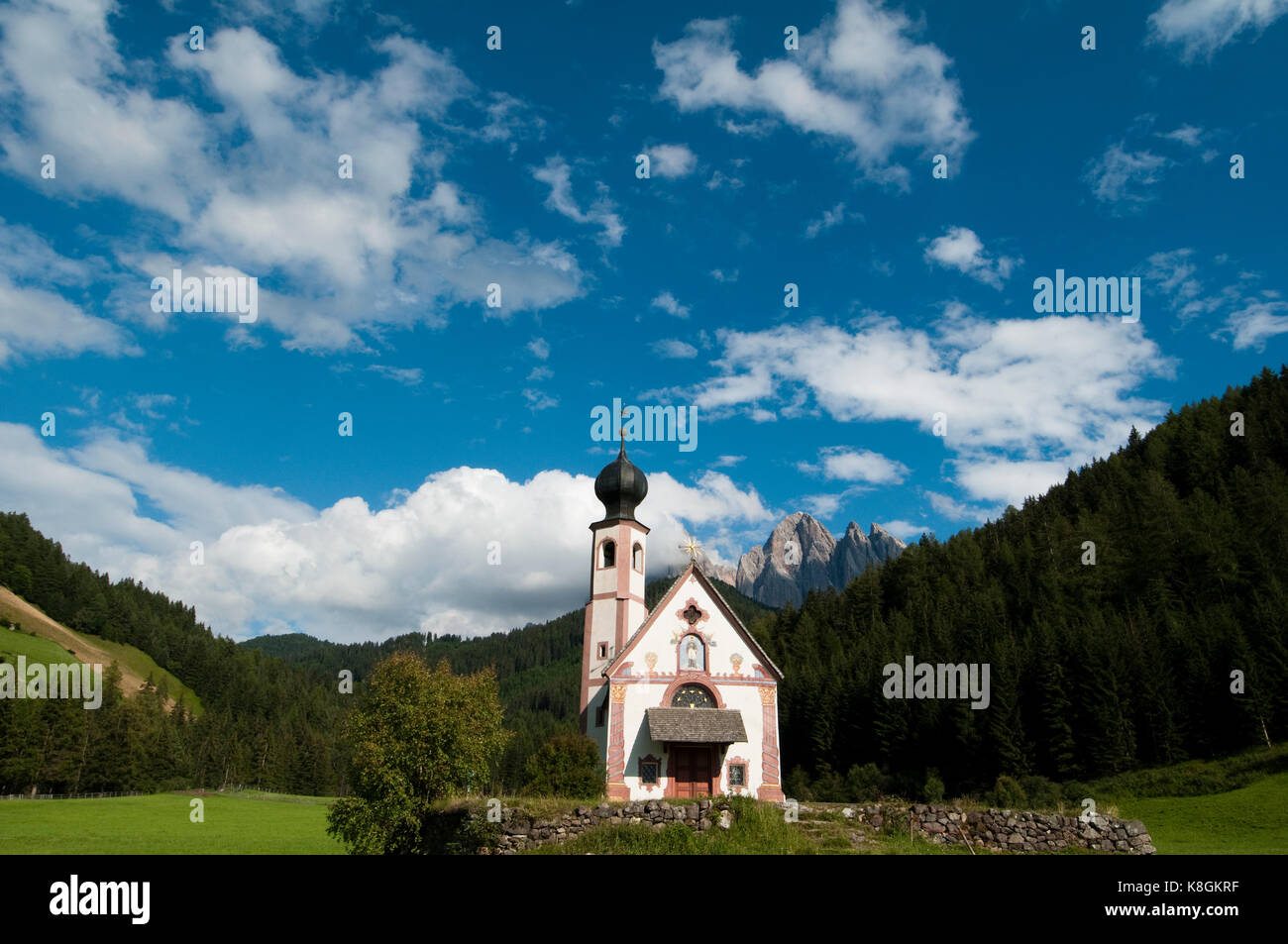 Église Saint Johann, vallée de Funes, Dolomites, Italie Banque D'Images