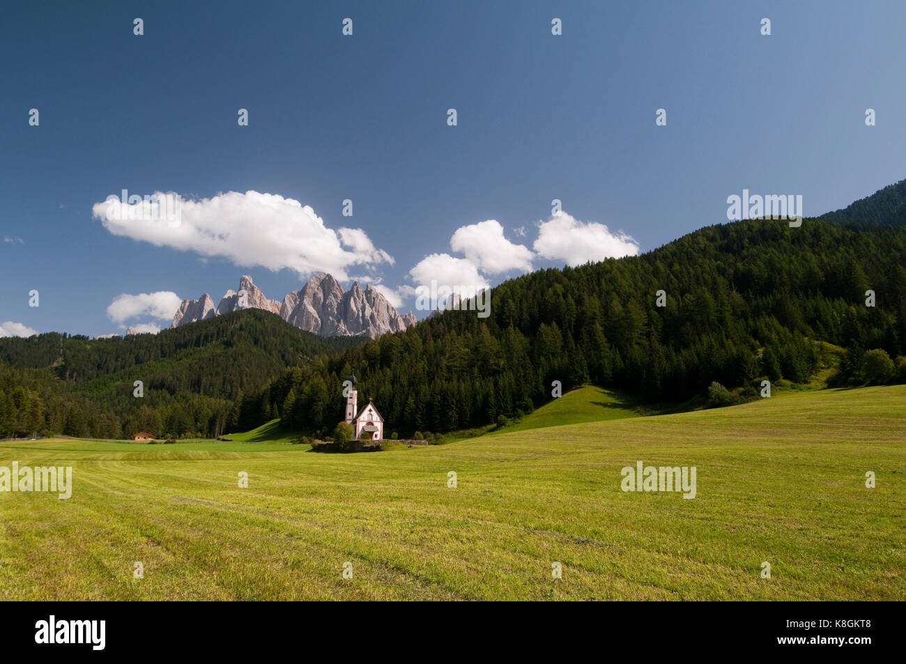 Voir l'église de St Johann Odle et montagnes, vallée de Funes, Dolomites, Italie Banque D'Images