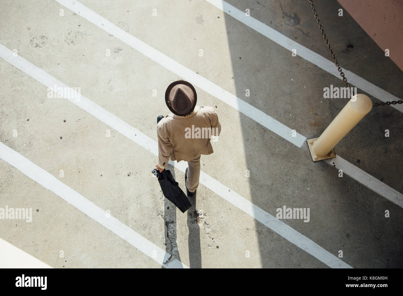 Jeune homme marchant sur la route, overhead view Banque D'Images