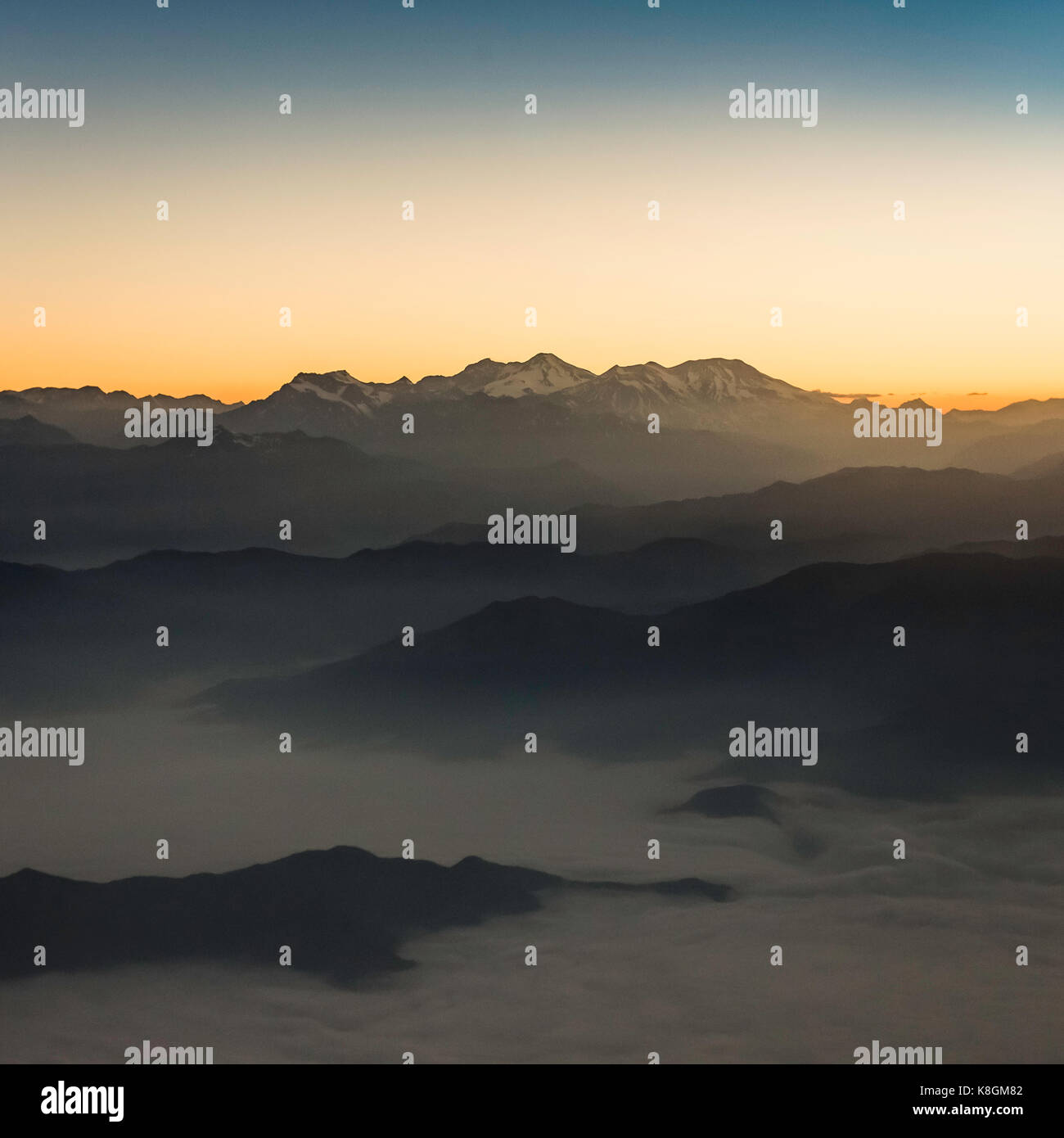 Vue aérienne de coucher de soleil sur les montagnes, région métropolitaine, Chili Banque D'Images