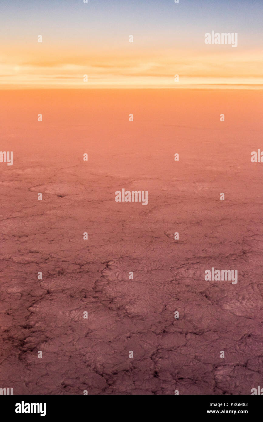 Vue aérienne du paysage aride rougeoyant au coucher du soleil, région métropolitaine, Chili Banque D'Images