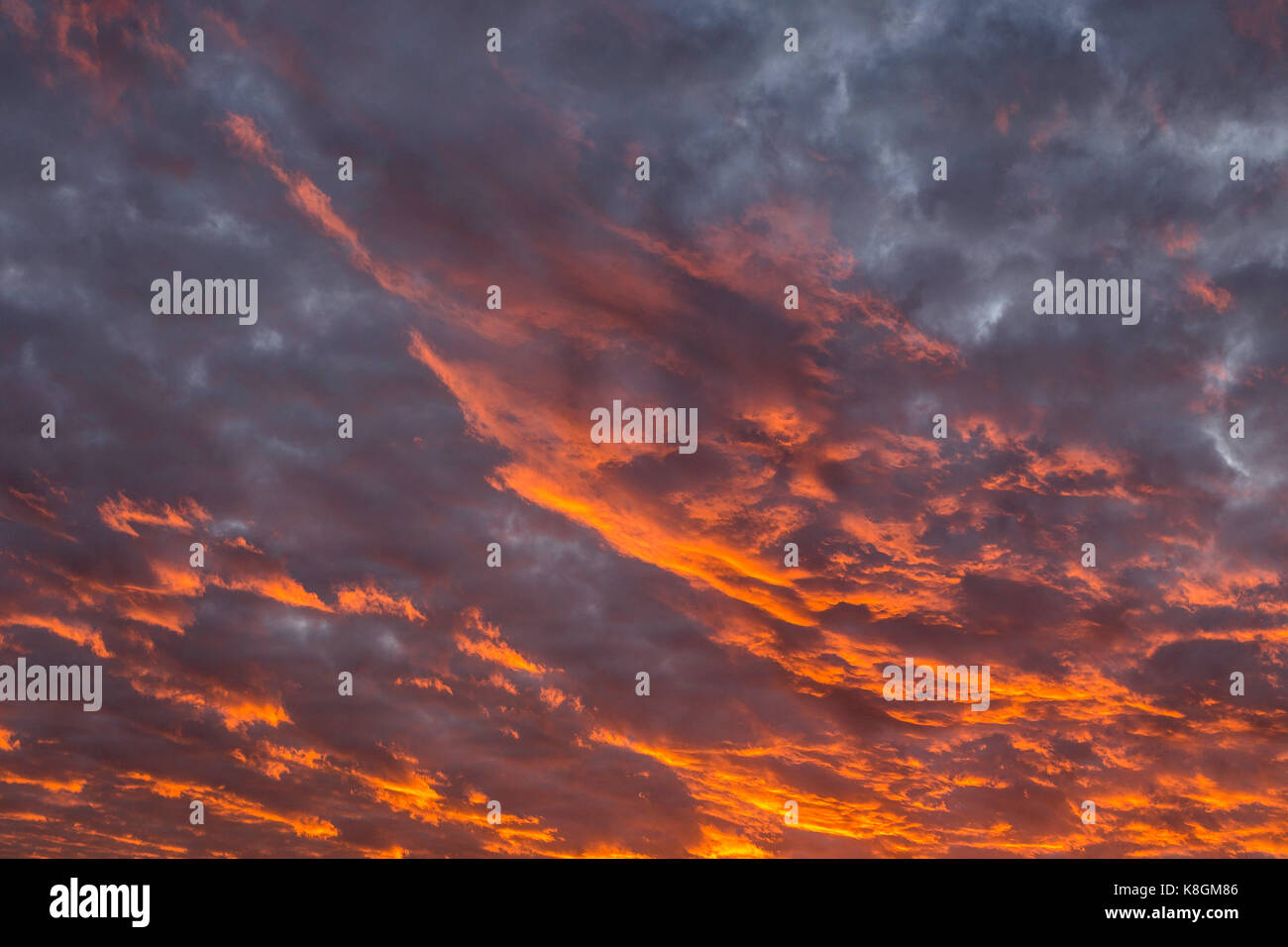 Dramatique nuages au coucher du soleil rougeoyant Banque D'Images