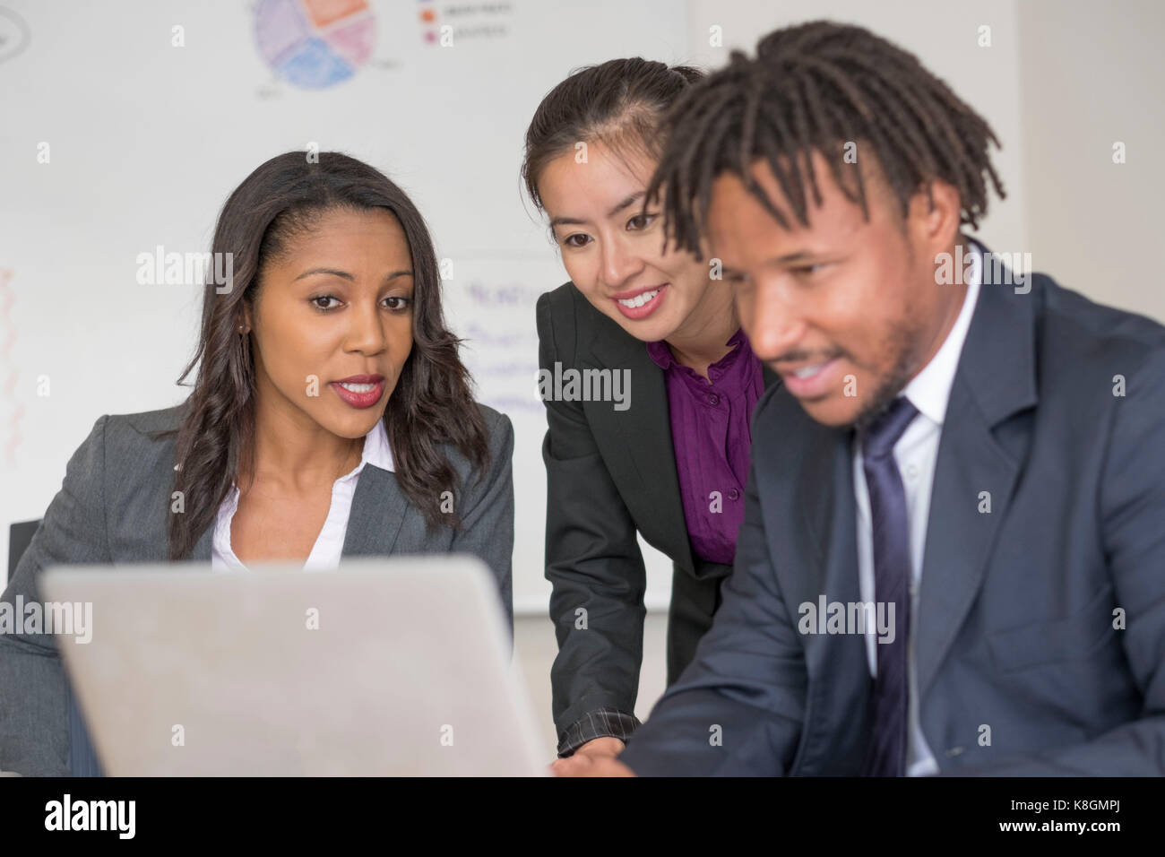 Families, dans office, brainstorming, using laptop Banque D'Images