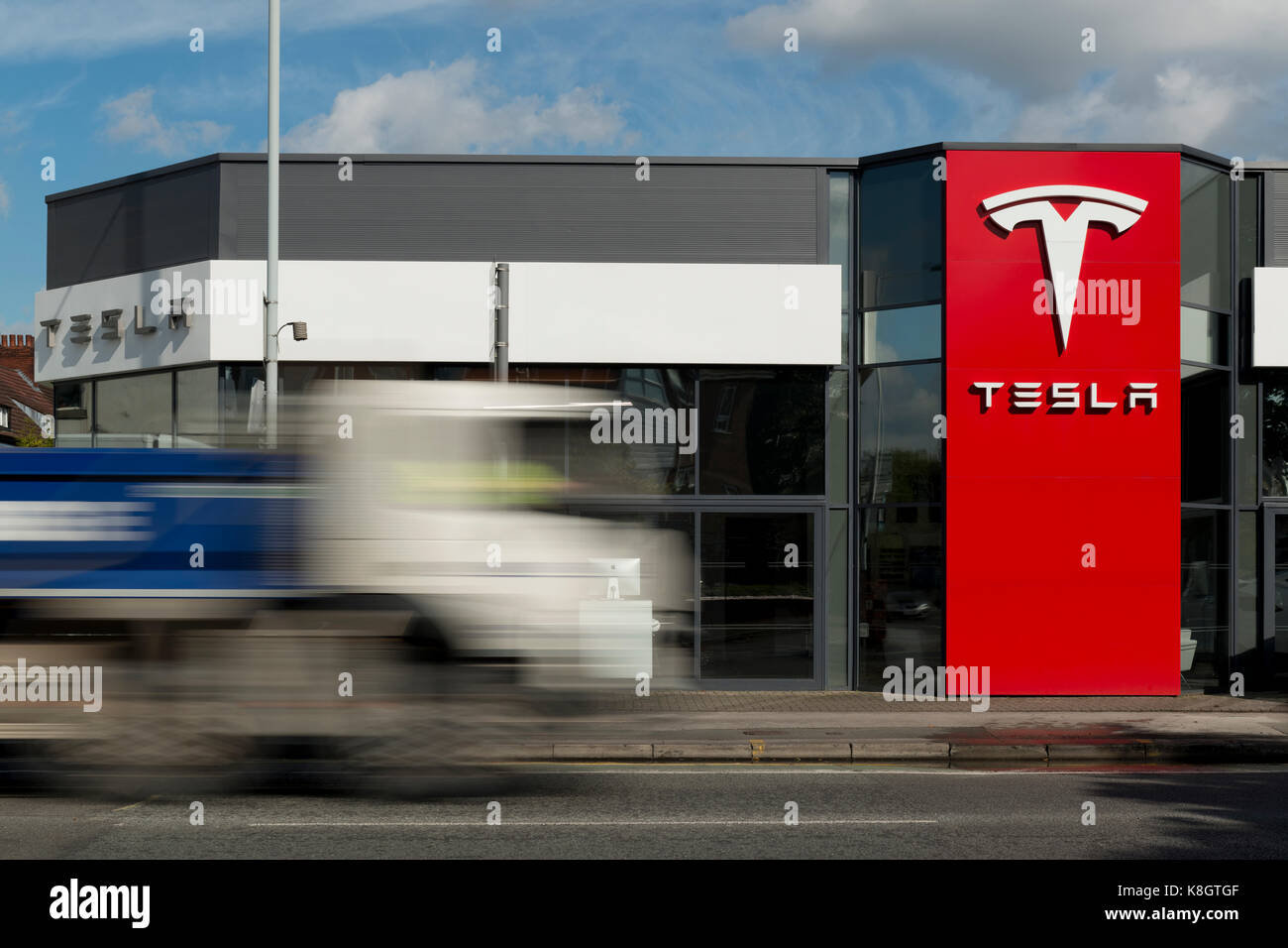 La circulation est passé une Tesla car showroom situé dans la région de Heaton Chapel, bien que figurant dans le sud de Manchester, au Royaume-Uni (usage éditorial uniquement). Banque D'Images