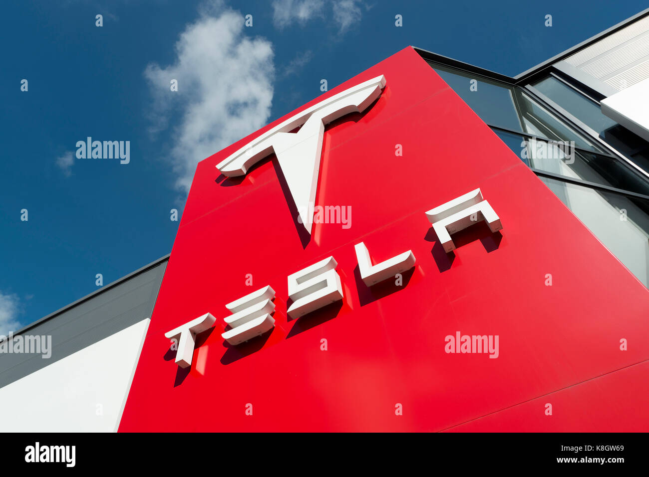 La signalisation pour une Tesla car showroom situé dans la région de Heaton Chapel et répertorié comme le sud de Manchester, au Royaume-Uni (usage éditorial uniquement). Banque D'Images