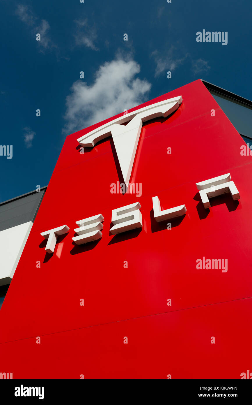 La signalisation pour une Tesla car showroom situé dans la région de Heaton Chapel et répertorié comme le sud de Manchester, au Royaume-Uni (usage éditorial uniquement). Banque D'Images