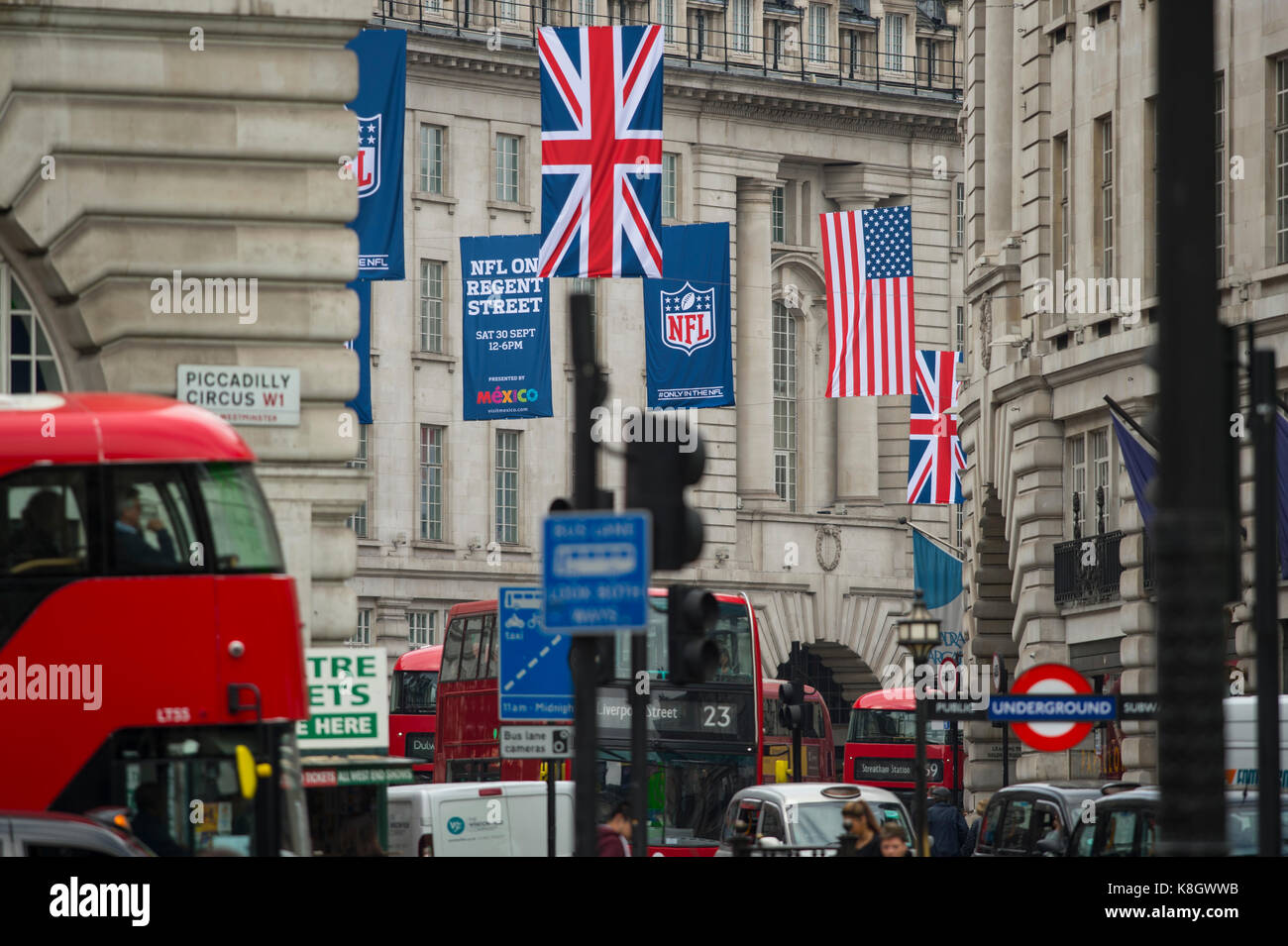 Nfl sur Regent Street bannières suspendues au-dessus de la circulation dans le centre de Londres. Banque D'Images