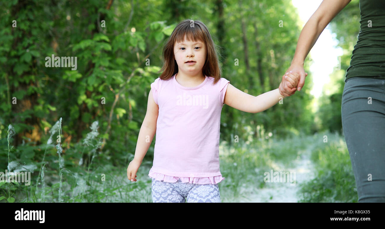 Portrait de belle petite fille avec le syndrome de Banque D'Images