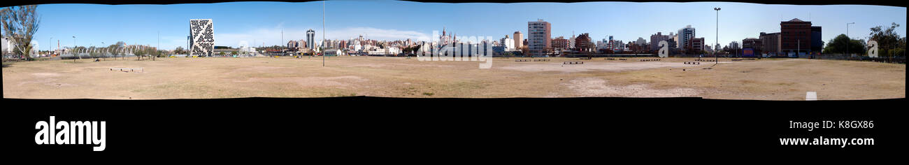 Cordoba, Argentine - 2017: Vue panoramique à 360 degrés sur le centre civique, le pont bicentenaire et le centre-ville. Banque D'Images
