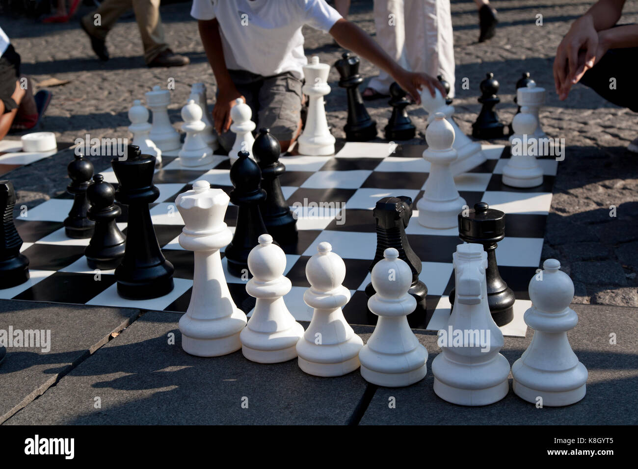 France, Paris, street chess joué au Centre Pompidou Beaubourg. Banque D'Images